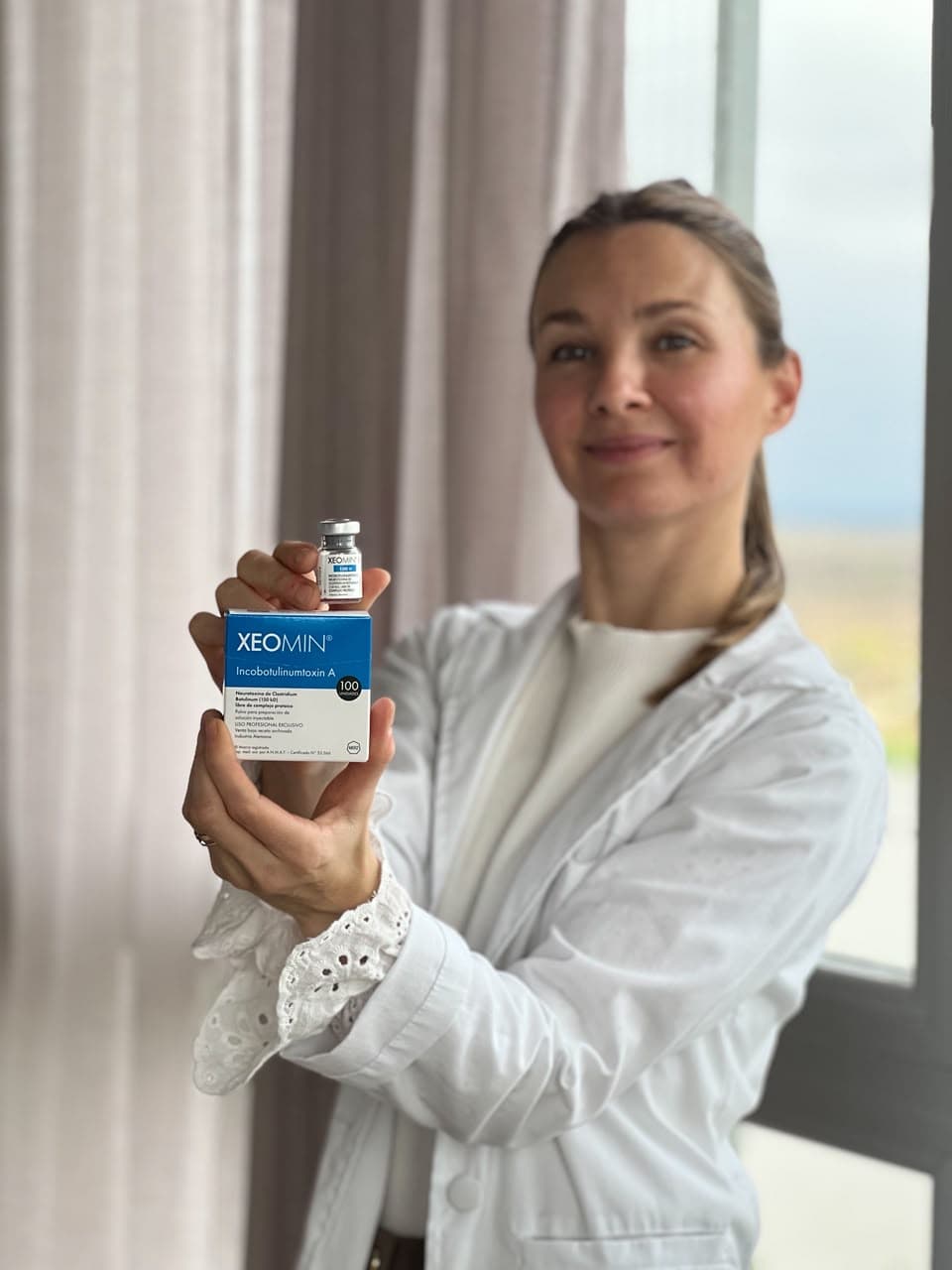 La Dra. con Toxina botulínica (Xeomin)